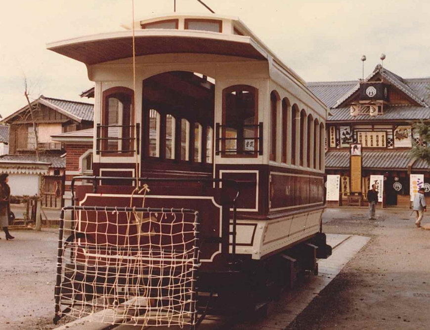 The second generation "Chin Chin Train" appears on Meiji Street