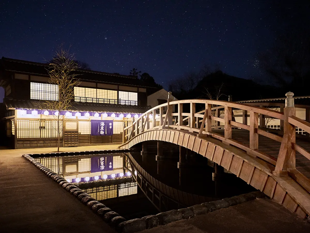 A photograph of Edo at night