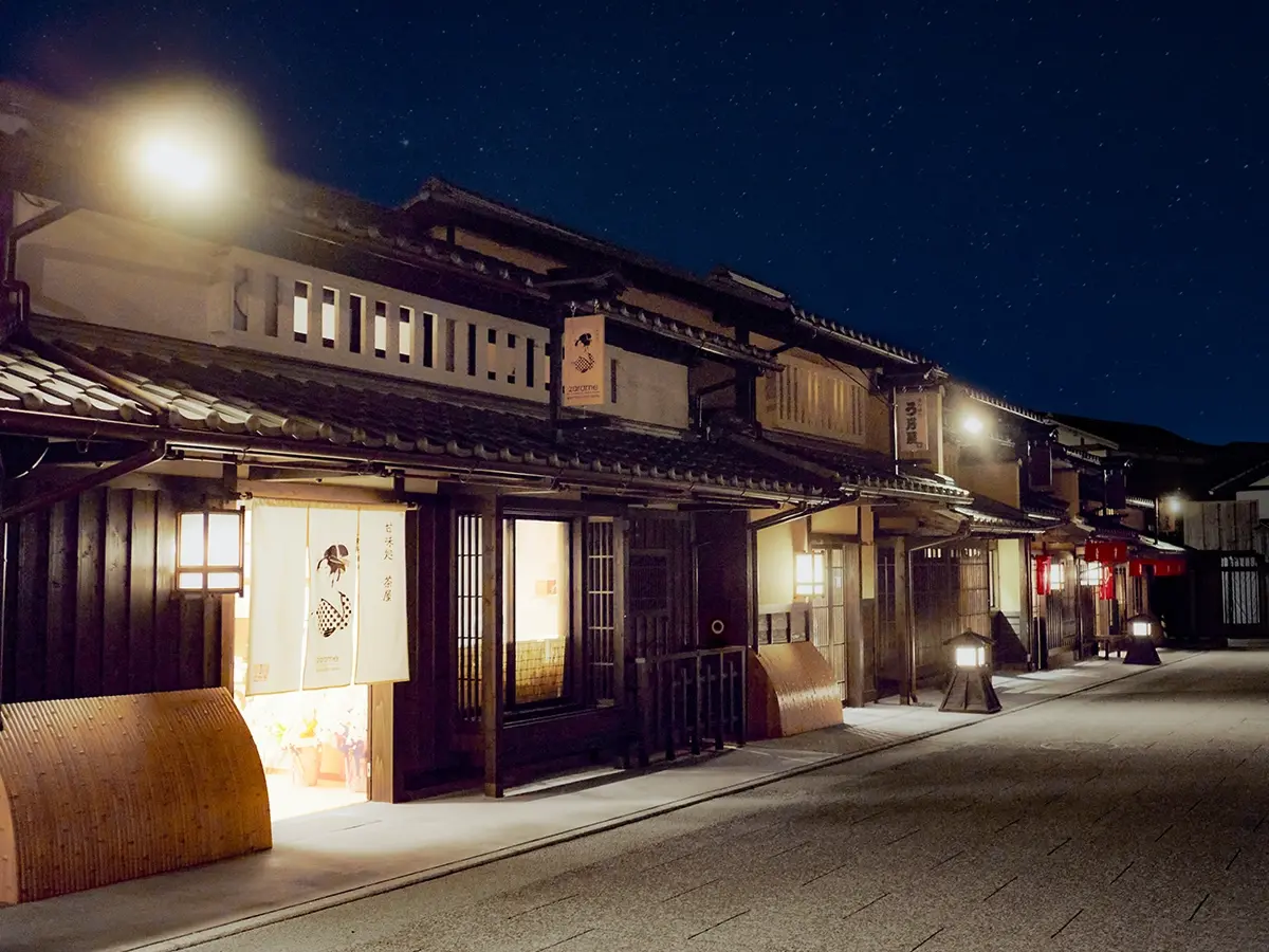 A photograph of Edo at night